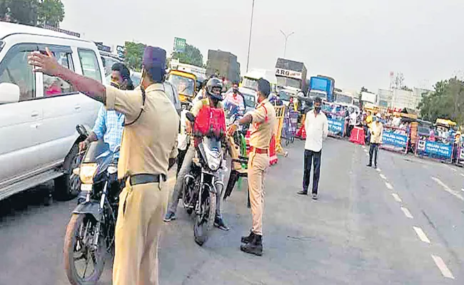 Telangana Police Stopped Non-Pass Vehicles At Andhra Telangana Border - Sakshi