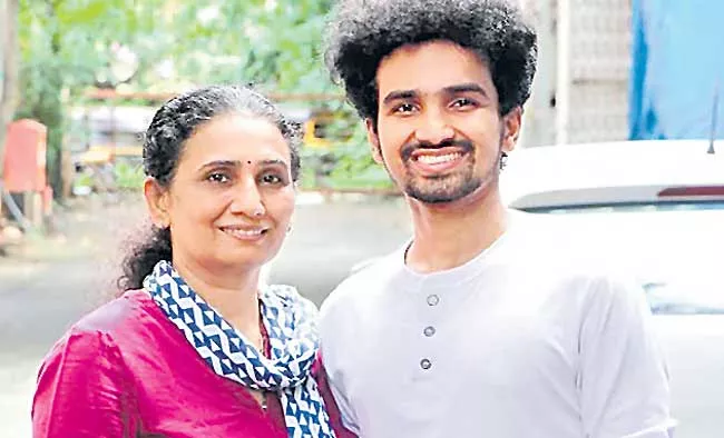 Mother And son duo turn delivery kitchen into feed the needy service - Sakshi