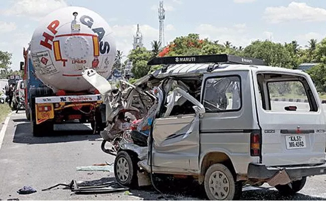 Karnataka: Car Hit To Gas Tanker Five Lifes End - Sakshi