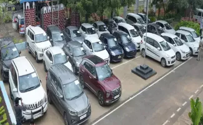 Cyberabad Police Arrested Gang That Take Cars For Rent And Later Sold Out - Sakshi