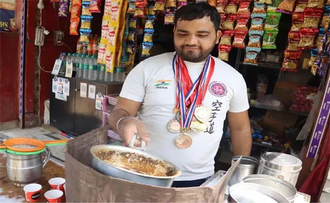 Karate Player With Over 60 Tournament Medals Selling Tea In Mathura - Sakshi