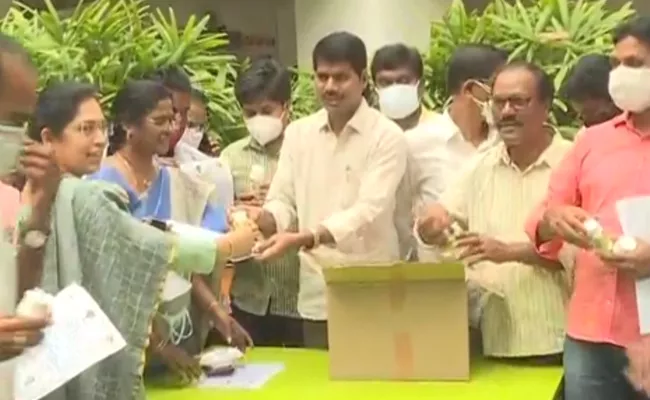 Venkata Rami Reddy Distributed Anandaiah Herbal Medicine To AP Secretariat Employees - Sakshi