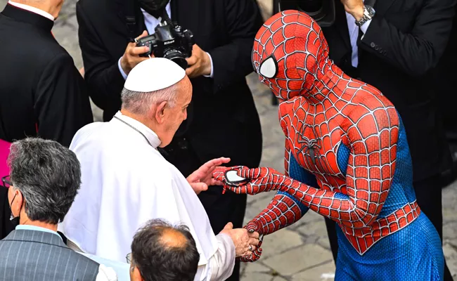 Man Outfit Of Spider Man And Meets Pope At Vatican City - Sakshi