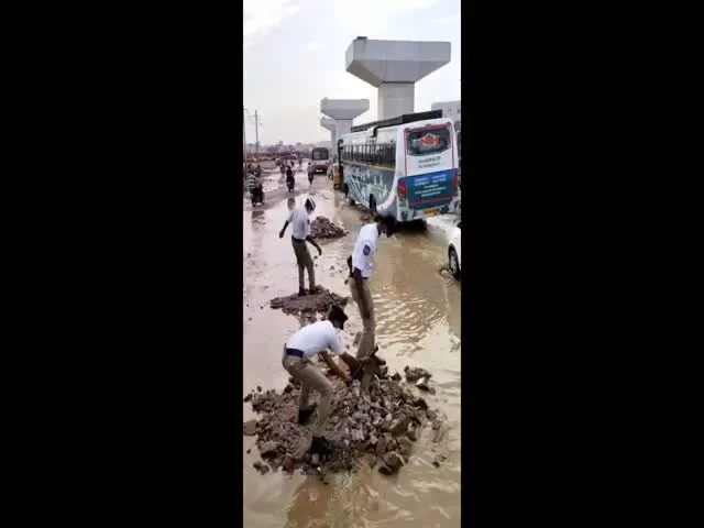 Viral Video: Uppal Traffic Police Clearing Waterlogging