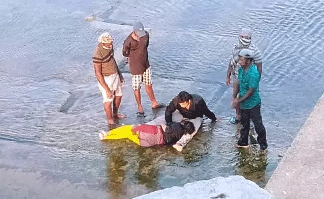Couple Jumps Into Mahanadi River After In Cuttuck - Sakshi