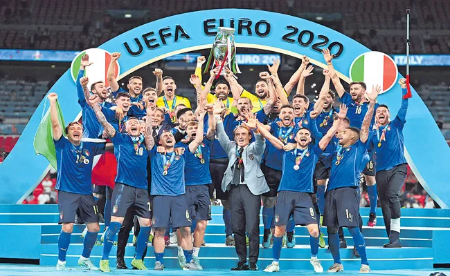 Euro 2020: Champion Italy returns to Rome with trophy - Sakshi