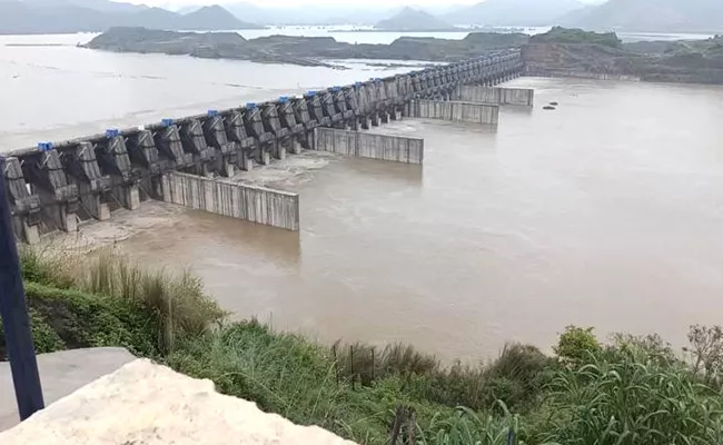Project Administrator Anand Said Flood In Polavaram Villages Was Untrue - Sakshi