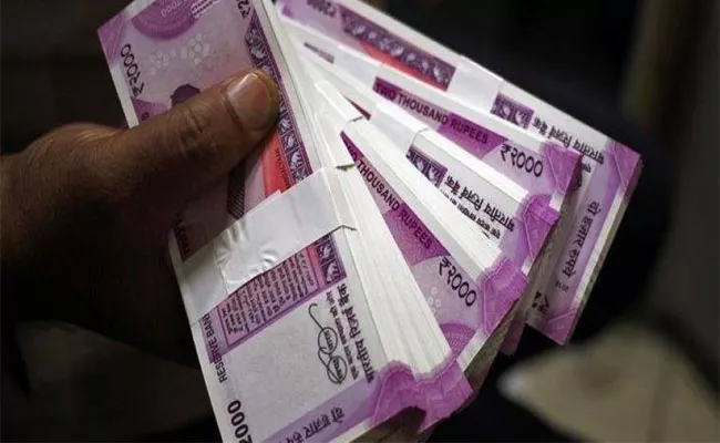 Hyderabad: Police Have Seized A Man Money In Sultan Bazar Goes Viral - Sakshi