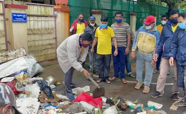 MLA Abhay Patil Dumped Garbage In Front Of Commissioner House - Sakshi