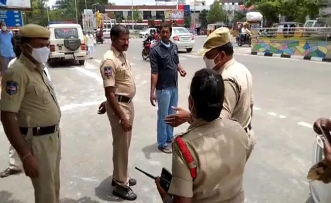Constable Behaves Harsh With ZPTC In Karimnagar - Sakshi
