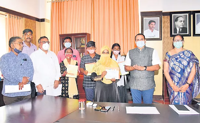 Kadapa Collector Vijayaramaraju Given 10 Lakhs Financial Support To Children Orphaned By Covid - Sakshi