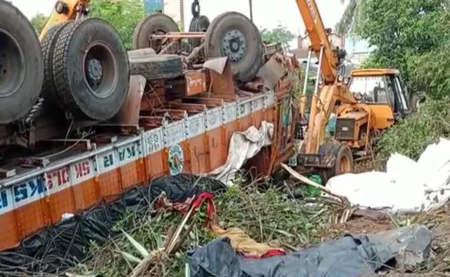 Three Deceased In Road Accident In Krishna District - Sakshi