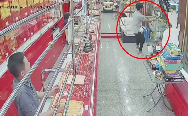 Viral Video:Thief Tries to Steal Gold Chain Ends Up Returning It As Store Door Was Locked - Sakshi