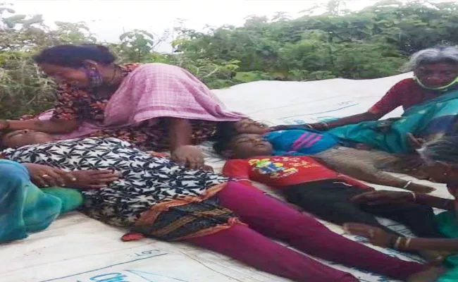Woman With Her 2 Children Fell Into Lake Deceased Mandya Karnataka - Sakshi
