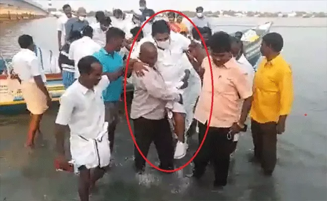 Viral Video: TN Minister Didnot Want To Wet His White Shoes, See What Happen Next - Sakshi