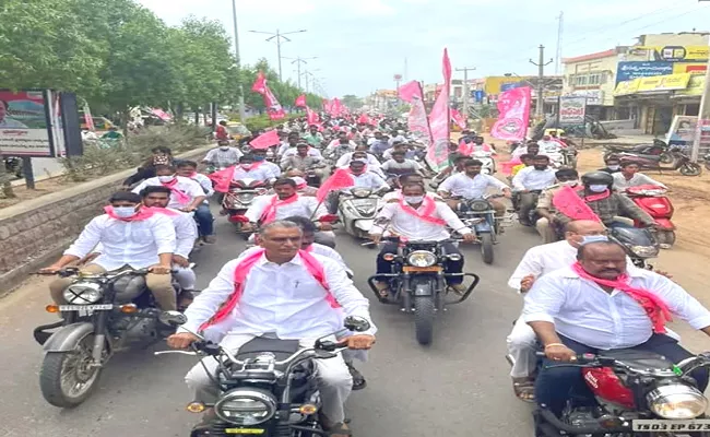 Huzurabad: Gellu As TRS Candidate Harish Rao Gangula Kamalakar Bike Rally - Sakshi