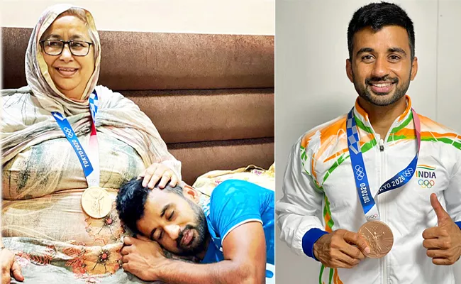 Viral Photo Manpreet Singh Gives Bronze To Mother Takes Nap On Her Lap - Sakshi