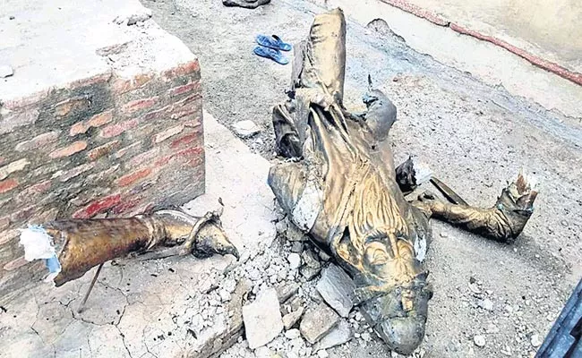 Maharaja Ranjit Singh Statue Vandalised In Pakistan - Sakshi