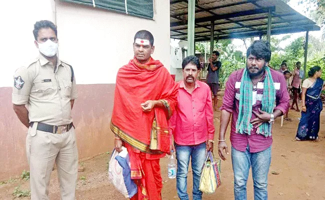 Police Arrest Persons Enchnating Childless Couples Un Employees Srikakulam - Sakshi