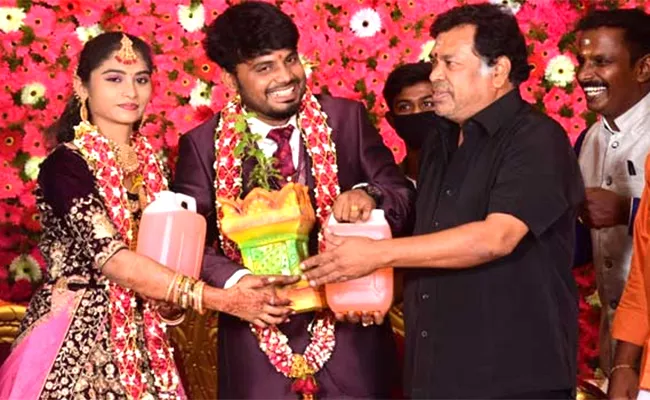 Tamil Comedian Mayilsamy Gifted Petrol To New Wedding Couple - Sakshi