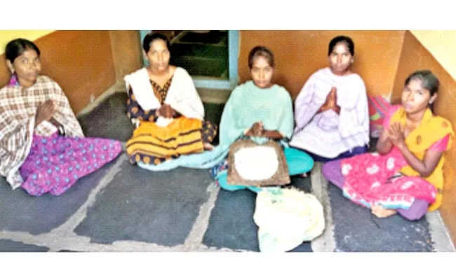 Gummagutta Five Sisters Loss Her Parents Waiting For Donation - Sakshi