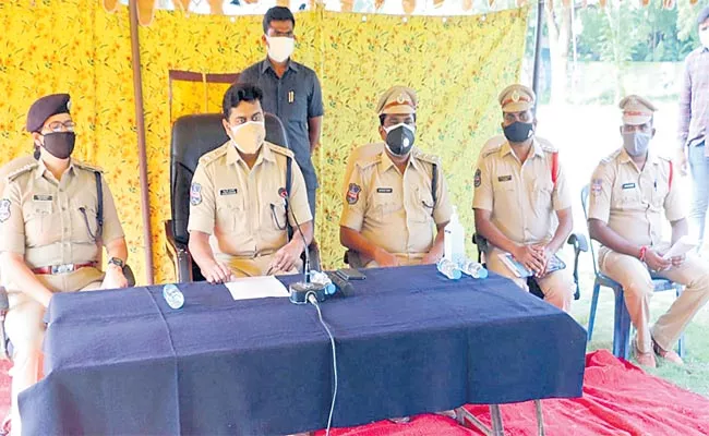 Passed Away Three Of Tribal Family Police Arrested Four Suspects In Khammam - Sakshi
