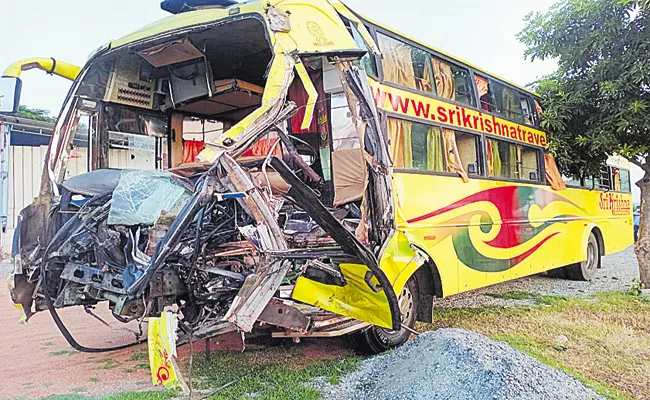 Private Bus hits lorry three deceased - Sakshi