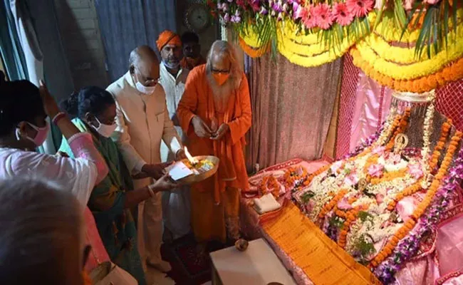 President Kovind worships Ram Lalla in makeshift temple in Ayodhya - Sakshi