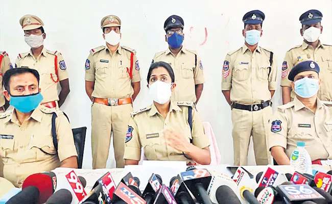 Police Arrested House Robbery Thiefs In Hyderabad - Sakshi