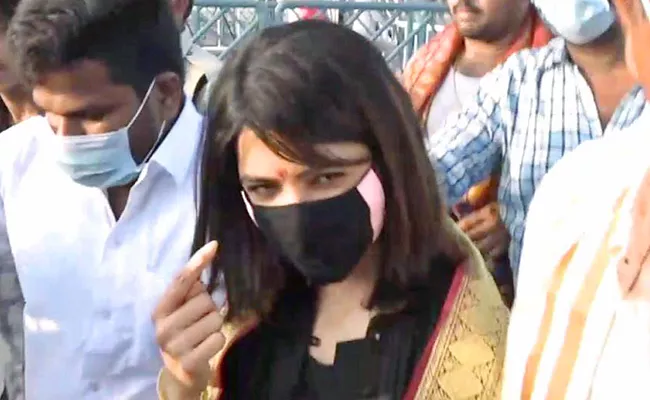 Samantha Shocking Reaction On Journalist In Tirumala Video Goes Viral - Sakshi