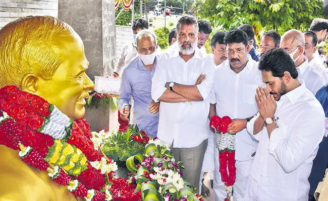 CM YS Jagan And family members pays tributes to YSR At Idupulapaya - Sakshi