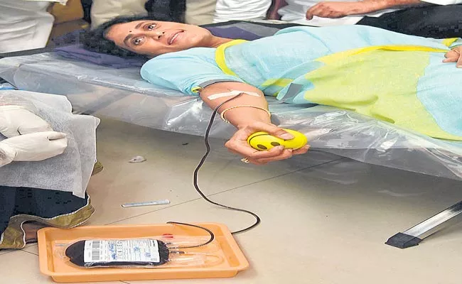 YS Sharmila Donating Blood To Sunil Nayak Family - Sakshi