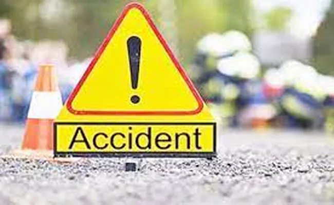 Four Lifeless in Accident on NH 44 In Anantapur - Sakshi