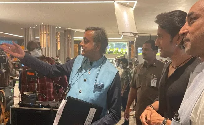 Shashi Tharoor In Mahesh Babu In Sarkaru Vaari Paata Set in Hyderabad - Sakshi