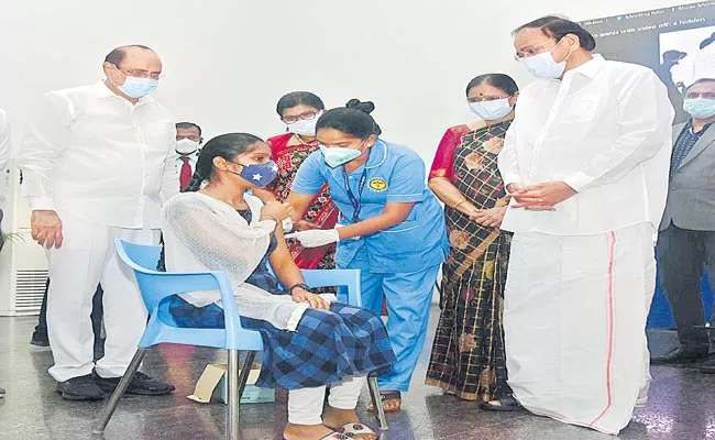 Vice President M Venkaiah Naidu Inaugurates COVID-19 Vaccination Centres In Telangana - Sakshi