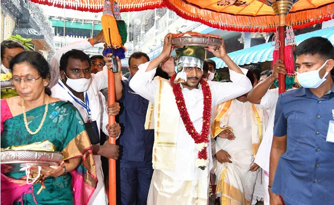 CM YS Jagan Presented Silk Clothes To Vijayawada Kanaka Durga - Sakshi