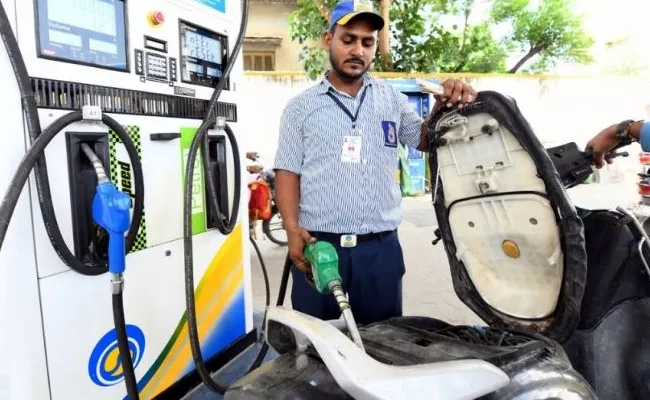 Madhya Pradesh Petrol Pump Owner Distributed Free Petrol To Celebrate Birth Of Niece - Sakshi