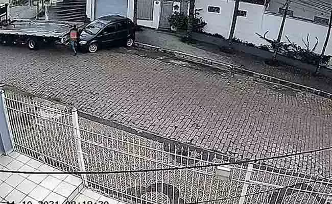 Viral: Truck Driver Narrowly Escaped From Crushing Between Car And Lorry Brazil - Sakshi