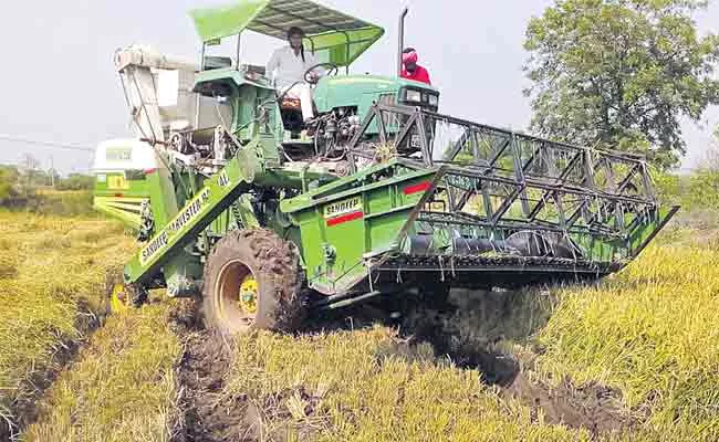 Paddy Harvesters Rental Prices Increased In Telangana - Sakshi
