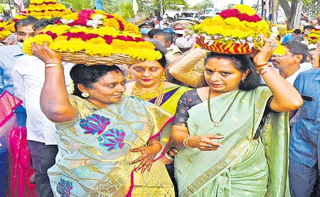 Governor Tamilisai Participated Bathukamma Celebrations At Telugu University - Sakshi