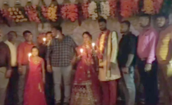 Newly Married Couple Pays Tributes To Puneeth Rajkumar At Mysore - Sakshi