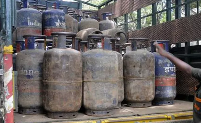 Diwali shock for common man commercial cylinder price up by Rs 265 - Sakshi
