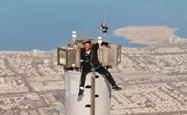Will Smith Bravely Climbs To The Top Of Burj Khalifa - Sakshi