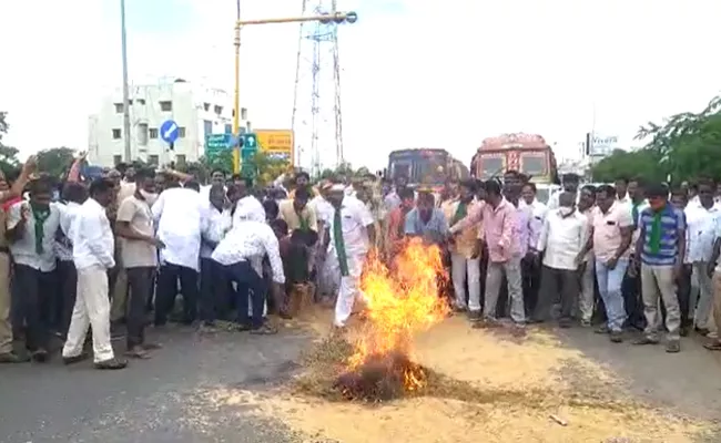 Farmers Protest Paddy Heavy Traffic Jam Hyderabad Warangal Highway - Sakshi