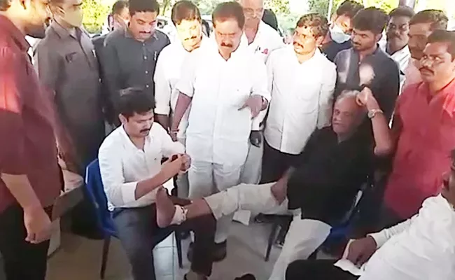 CPI Narayana Injured At Rayala Cheruvu Visit MP Dr Gurumurthy Treated - Sakshi