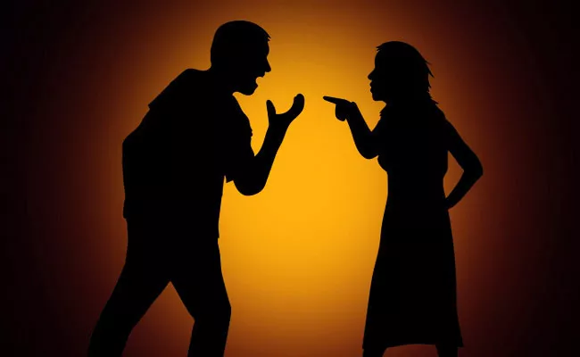 Divorce Case: Couple Relatives Attack On Si In Karnataka - Sakshi