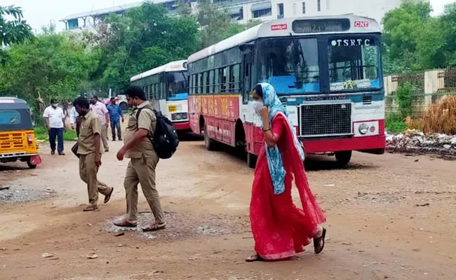 Hyderabad: Buses Are Stalling Due To Shortage Of Conductors Drivers - Sakshi
