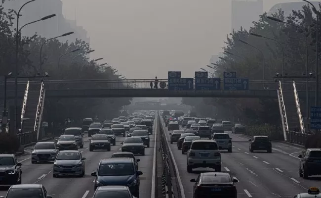 Beijing Shuts Roads, Playgrounds Amid Heavy Smog After China Coal Spike - Sakshi