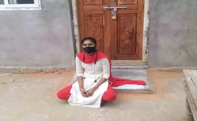 Woman On Hunger Strike As Boy Friend Refused To Marry In Mahabubnagar - Sakshi