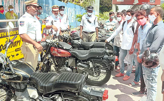 Hyderabad Traffic Cops on Overdrive, Nab Hordes of Traffic Violators - Sakshi